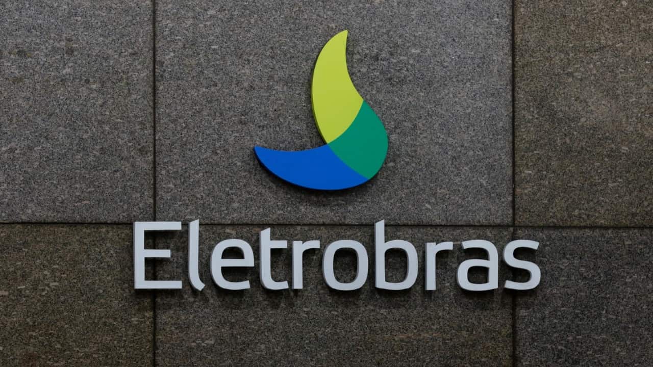 Fachada de um prédio com o logo da eletrobras