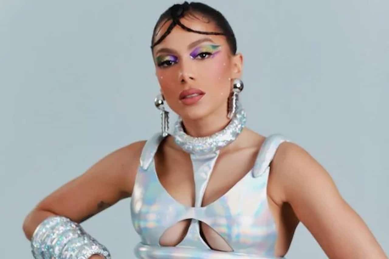 cantora Anitta usando fantasia para show de carnaval