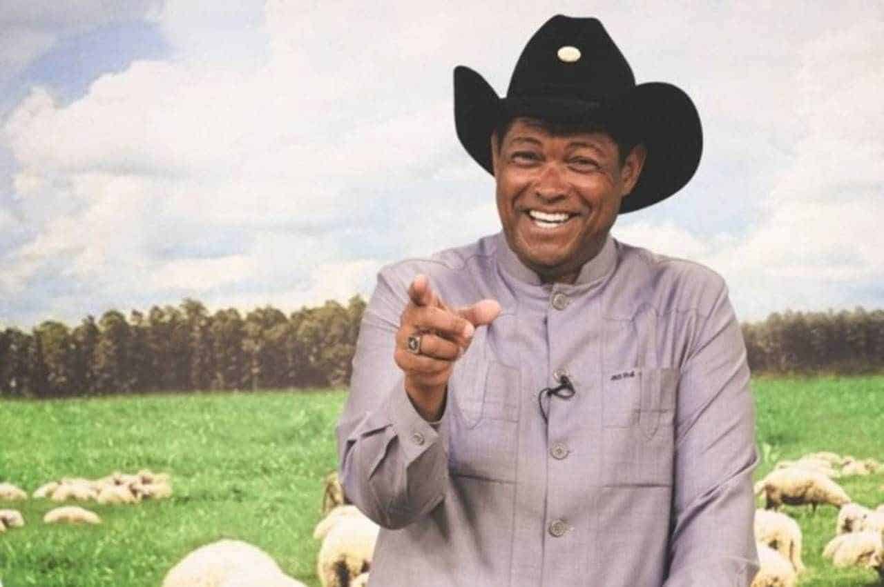 Pastor Valdemiro Santiago apontando para a câmera com expressão alegre