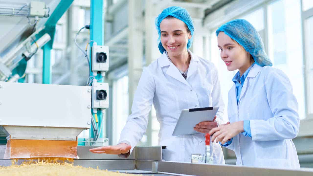 profissionais trabalhando em uma indústria de alimentos