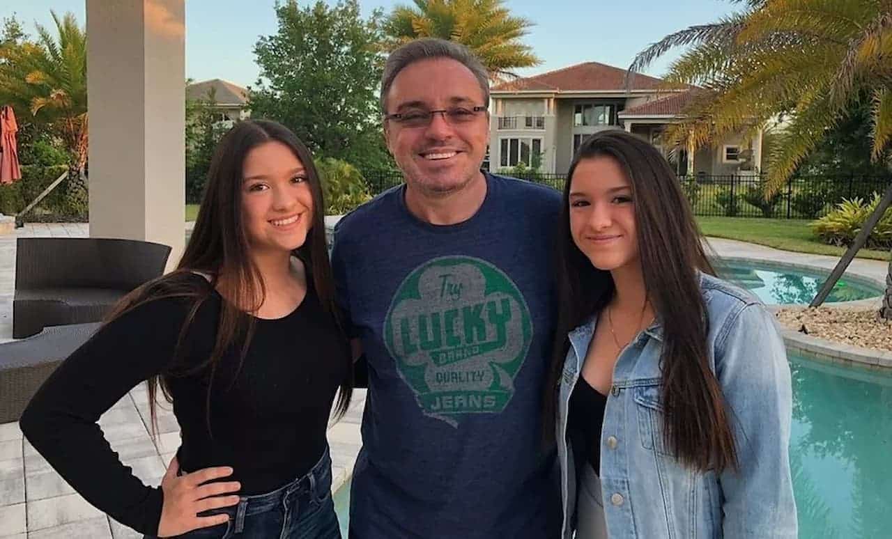 Gugu e suas filhas gêmeas