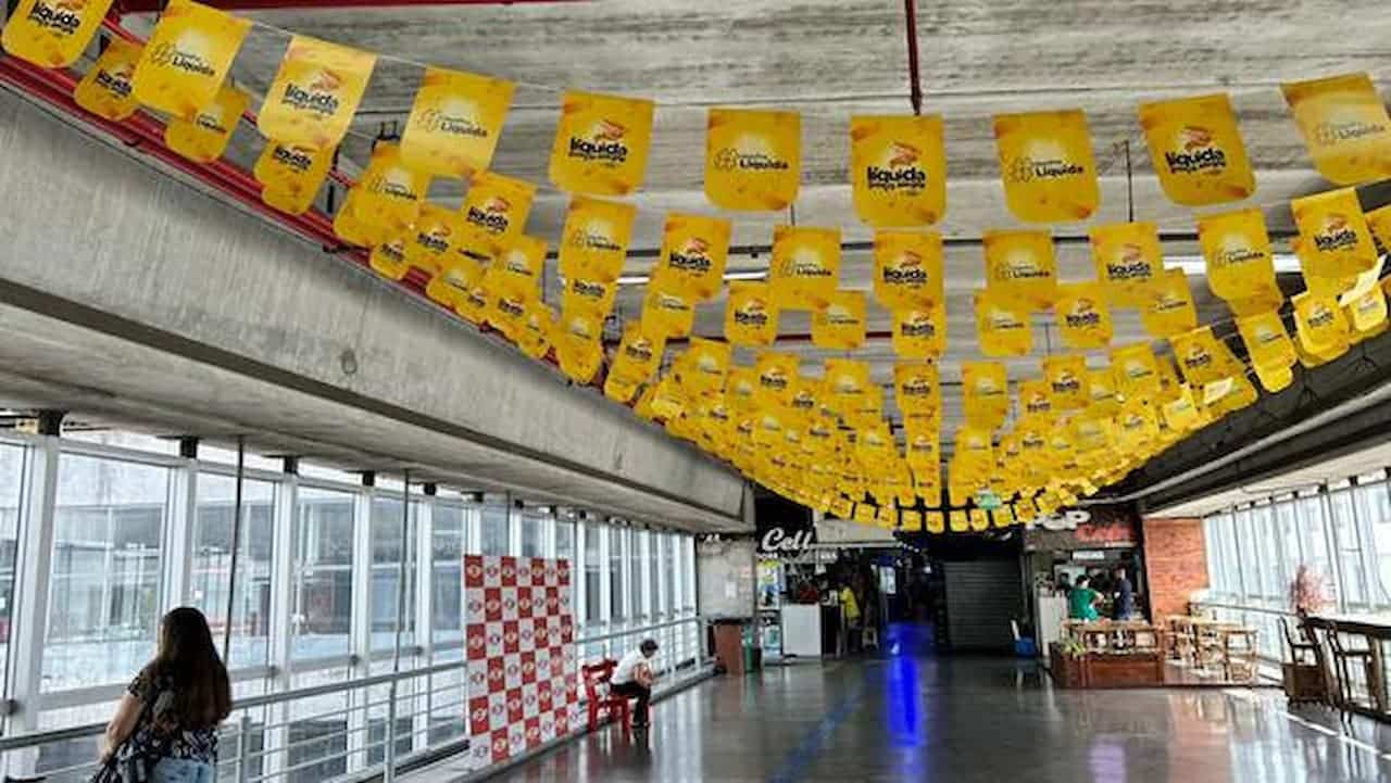 Centro Popular de Compras decorado com bandeirolas do Liquida Porto Alegre