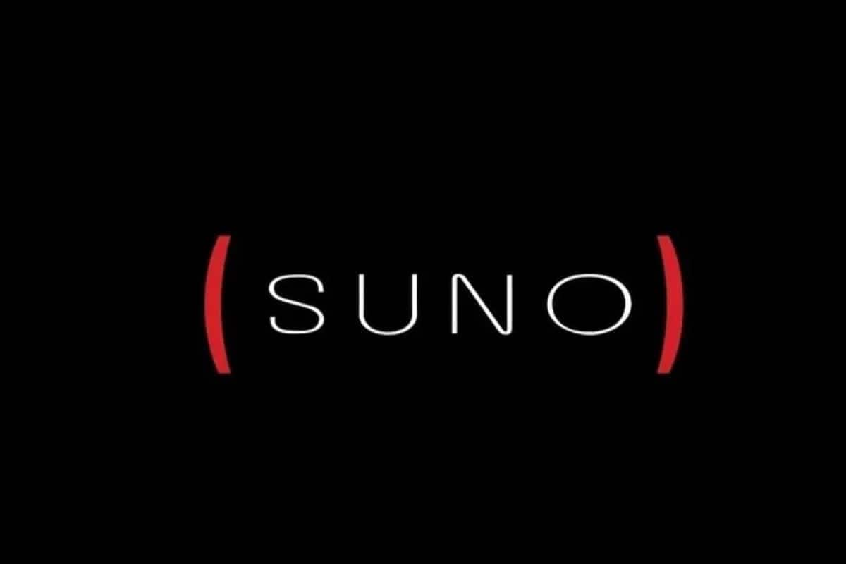O logo do grupo Suno ao lado de parênteses vermelhos em fundo preto