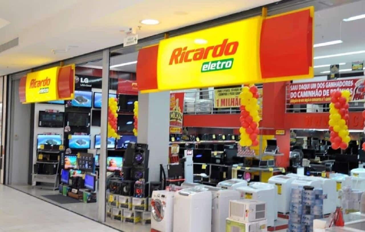 Foto da fachada Ricardo Eletro, com diverso eletrodomésticos à venda