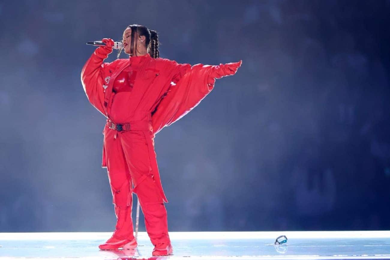Imagem de Rihanna cantando durante sua apresentação no Super Bowl 2023