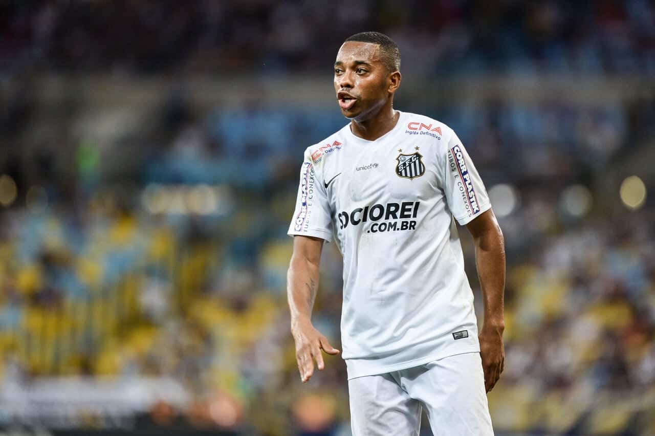 Robinho em campo com a camiseta do Santos F.C