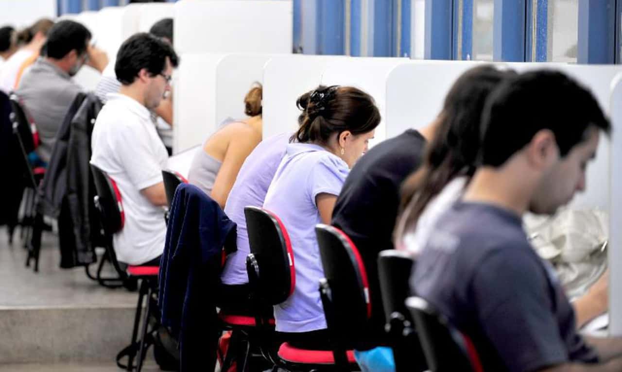 Pessoas sentadas em cadeiras estudando