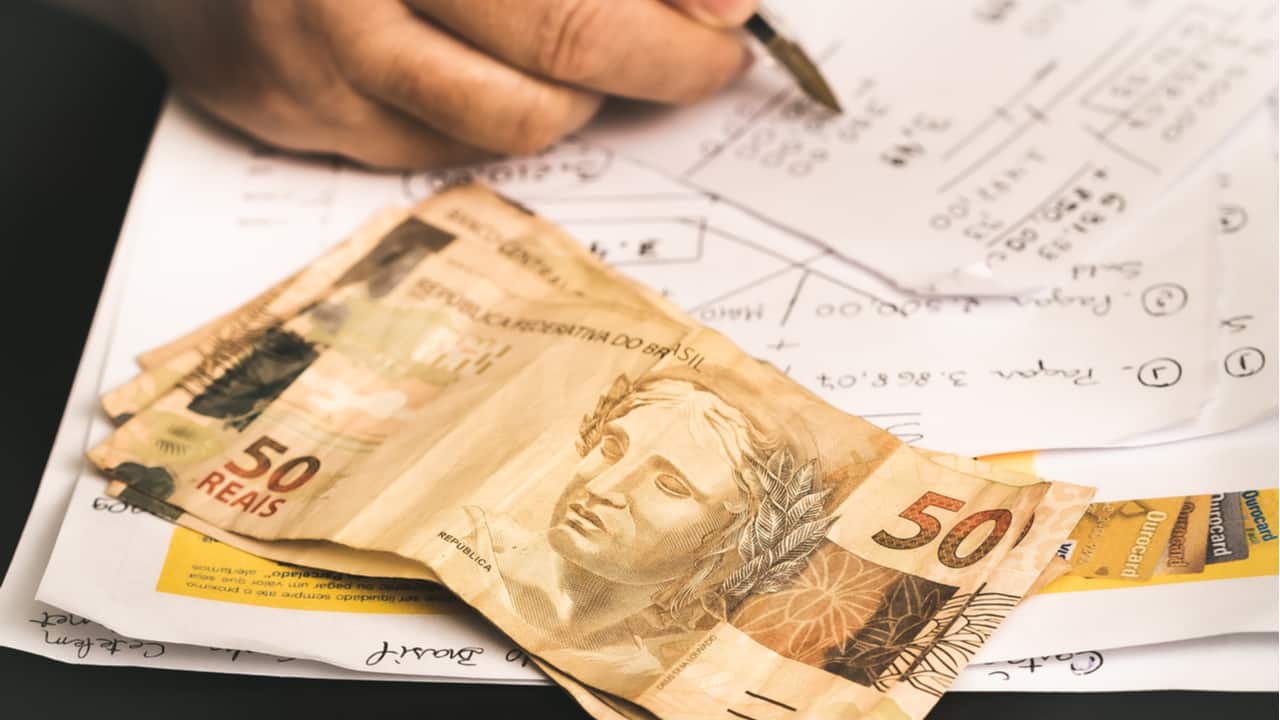 Contas e dinheiro em cima de superfĂcie.