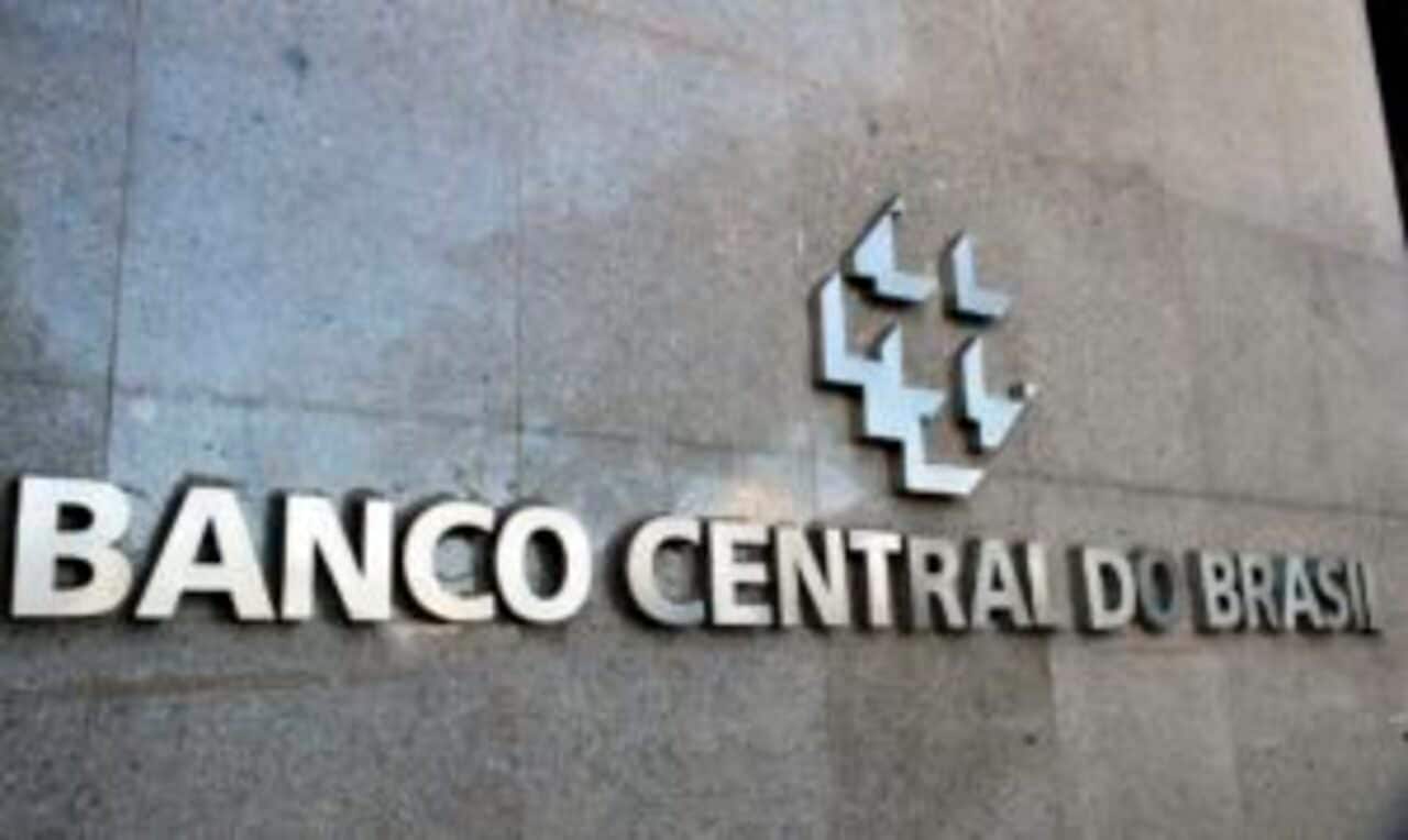 Parede com logo do Banco Central do Brasil sobre granito bege