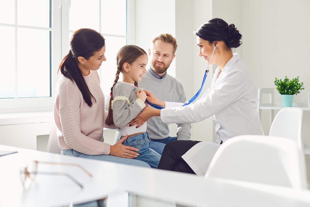 Família feliz em uma visita ao médico no consultório de um médico.