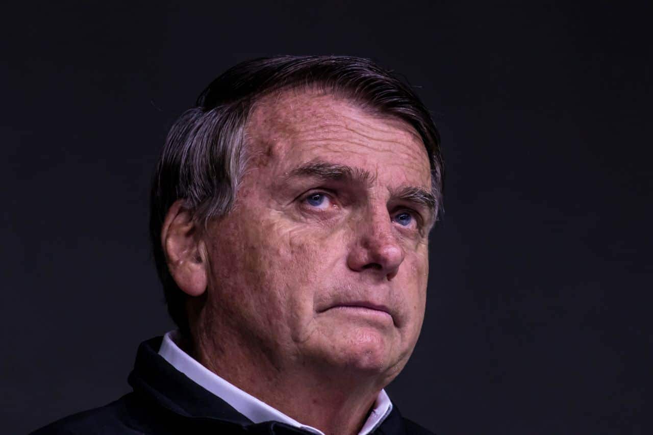 Foto de rosto do ex-presidente Jair Bolsonaro com a expressão preocupada