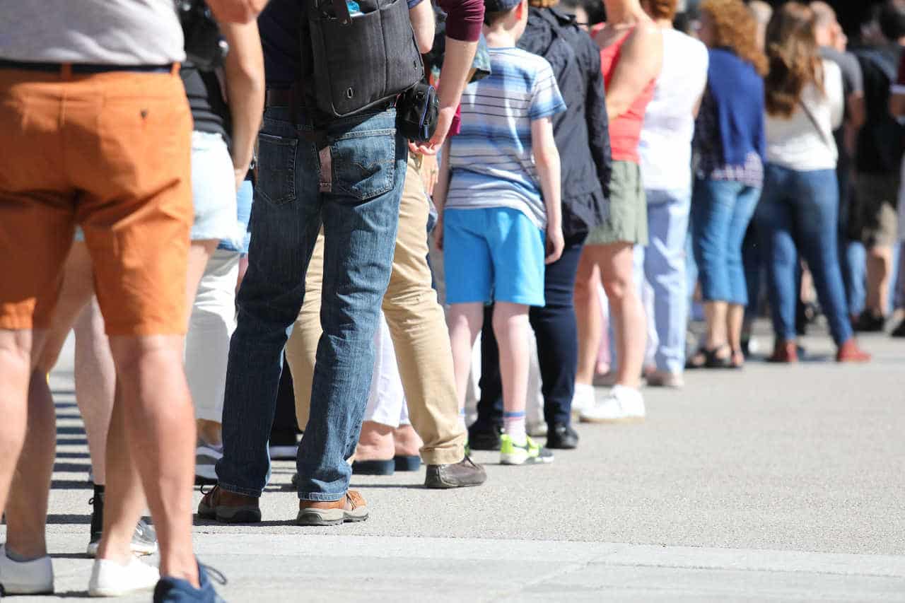 Mulher cria empresa especializada em guardar lugar na fila