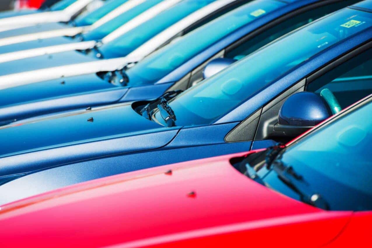 Carros estacionados e enfileirados