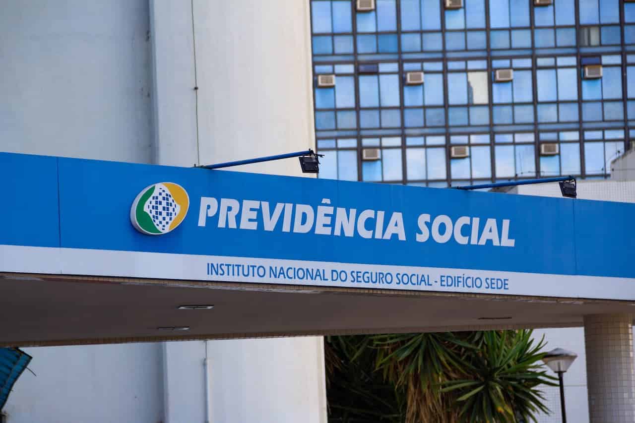 Fachada da sede do INSS. no letreiro "previdência social"