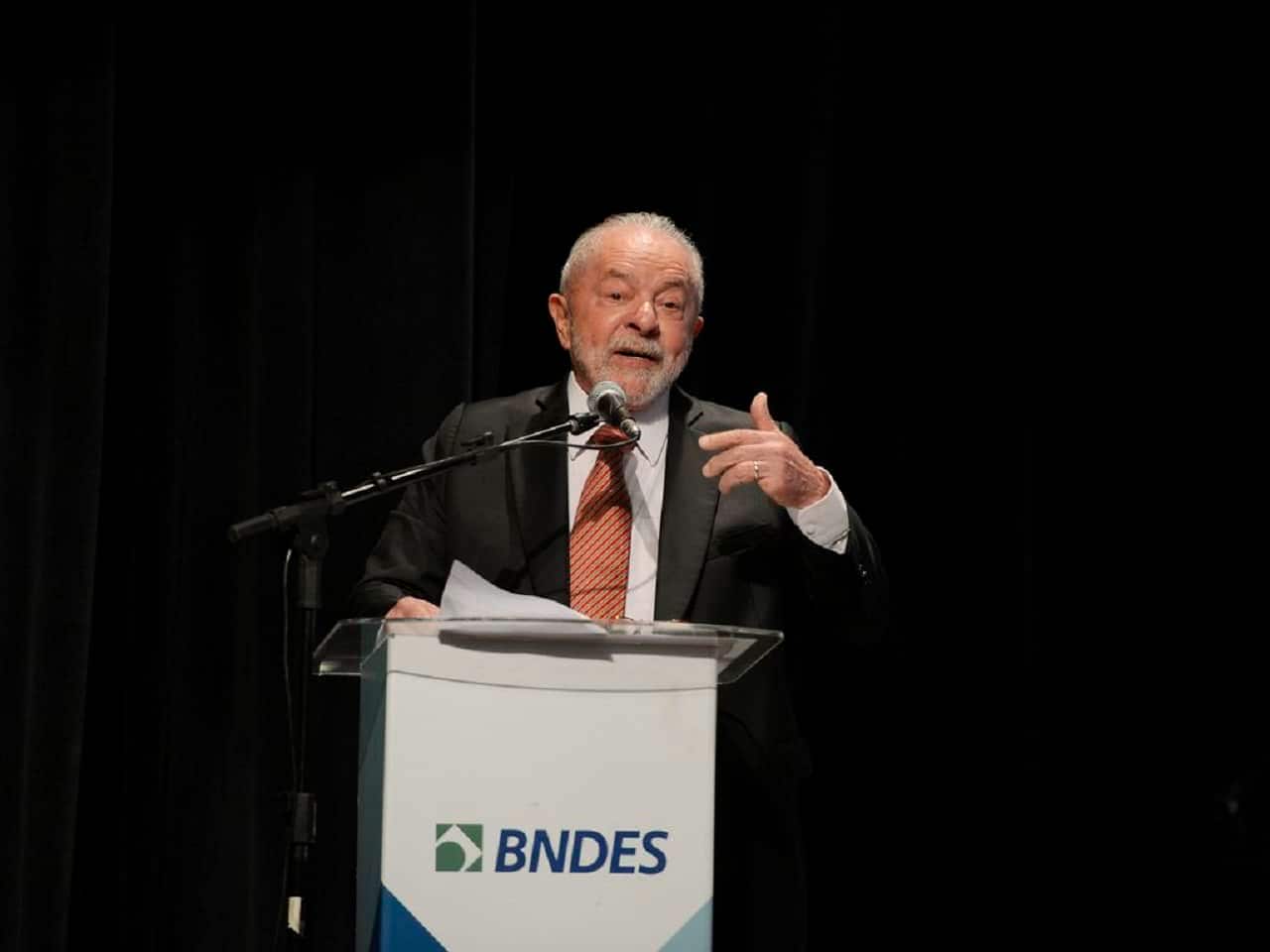 Lula discursando