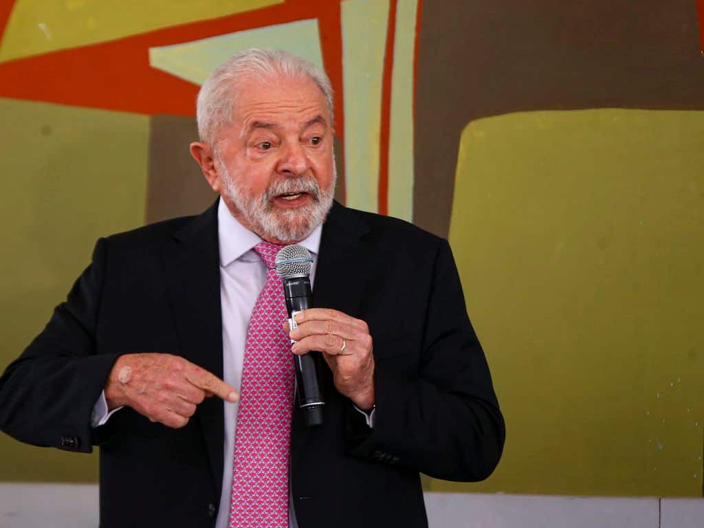 Lula discursa em palco