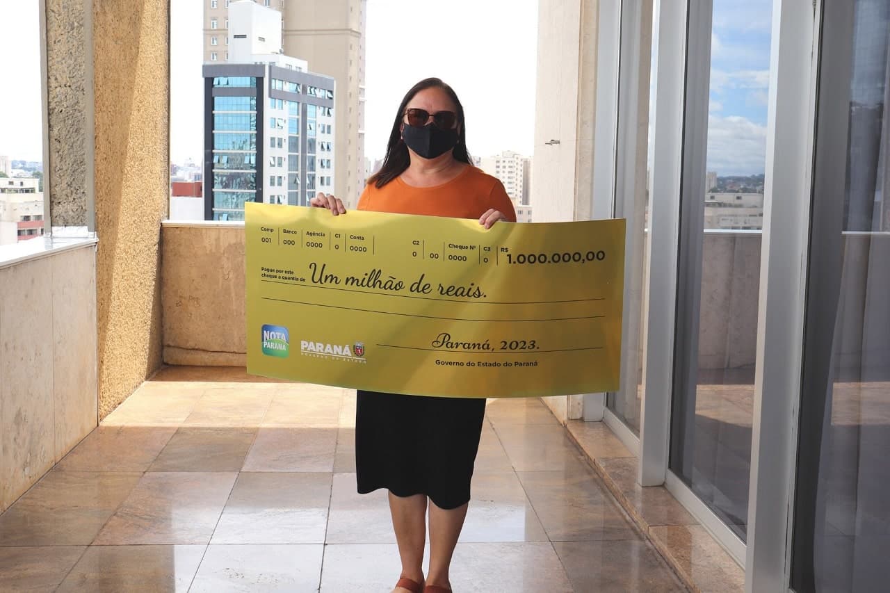 Desempregada ganha prêmio de R$ 1 milhão no dia do aniversário
