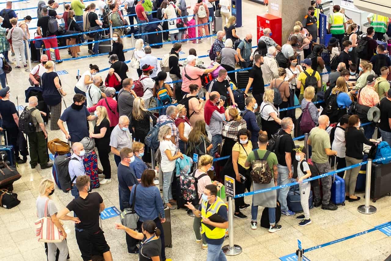 Pessoas esperando na fila durante greve em aeroporto