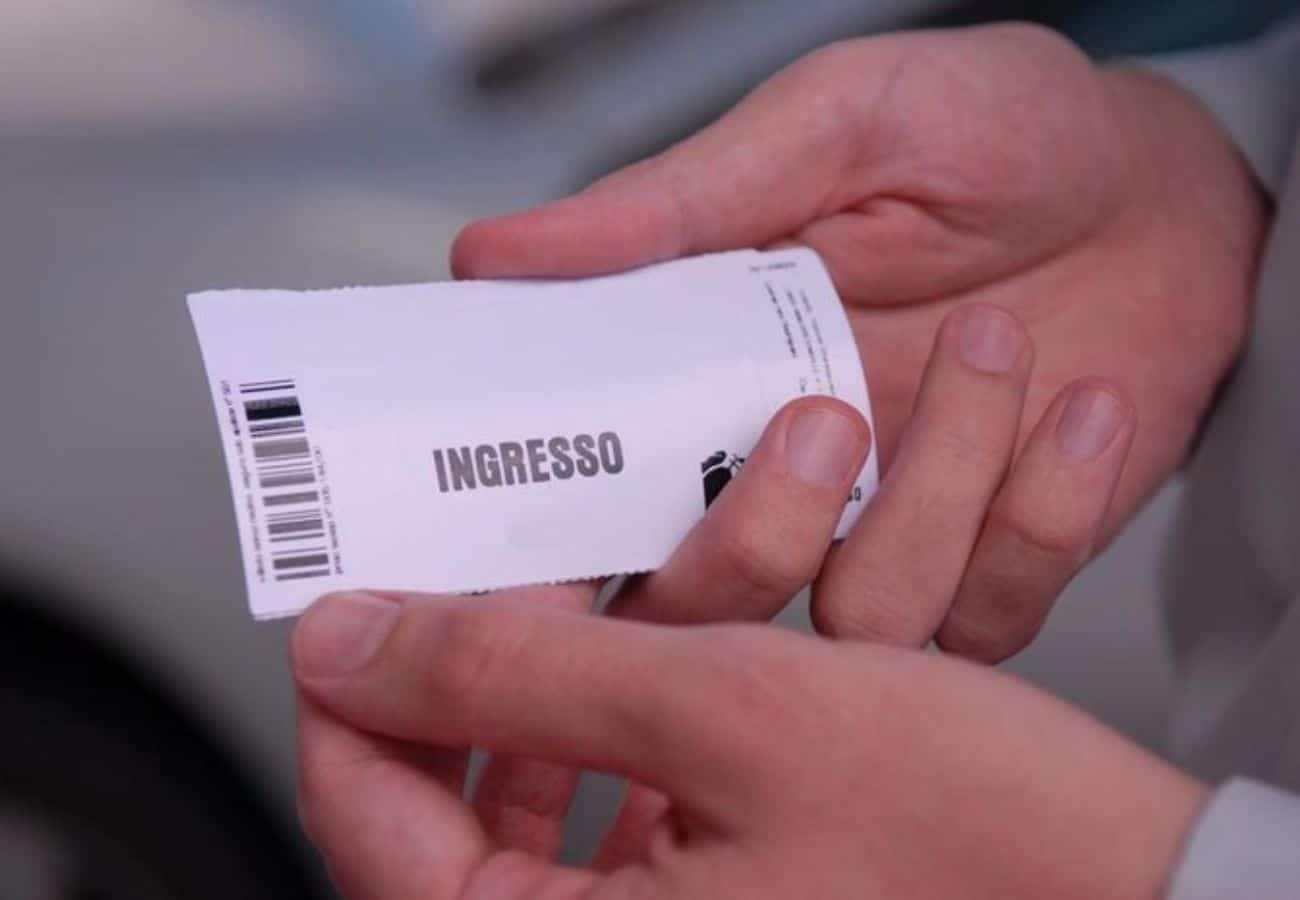pessoa com ingresso nas mãos ingresso