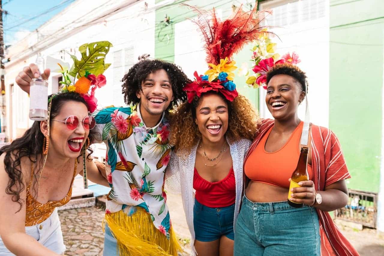 Quatro pessoas comemorando o carnaval de rua