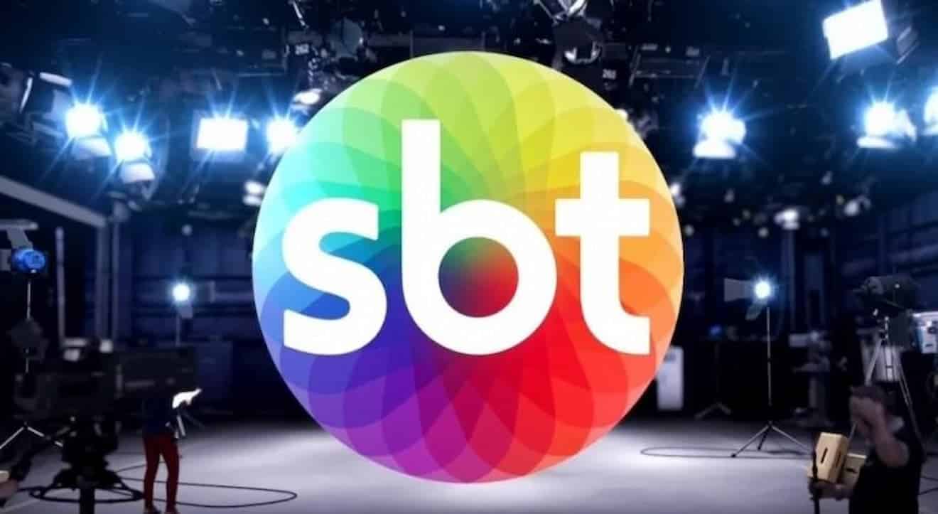 logo do SBT sobreposta em imagem do estúdio