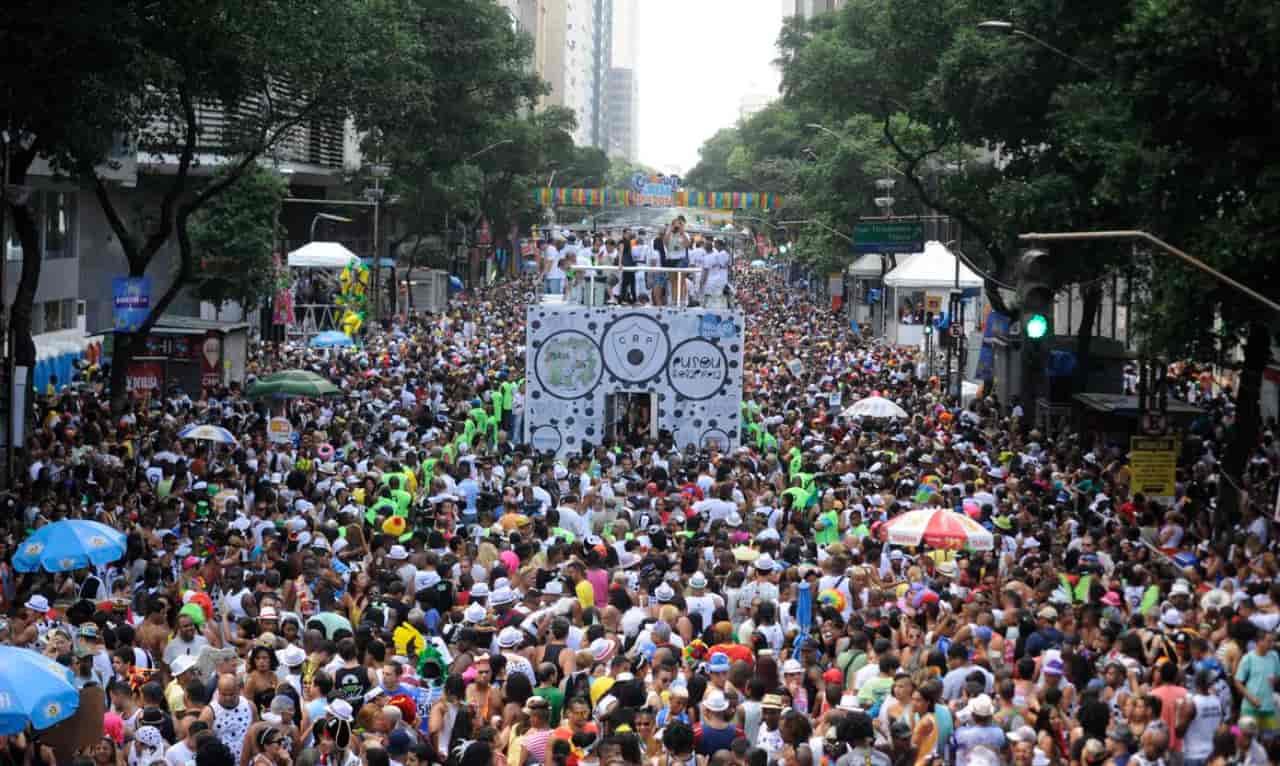 Multidão brinca em carnaval de rua