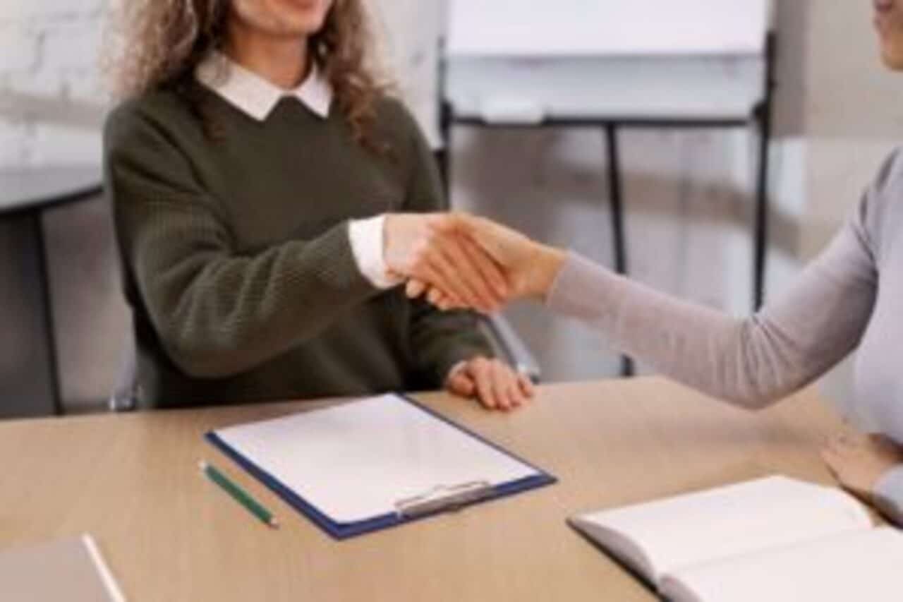 Aperto de mãos entre mulheres indicando acordo