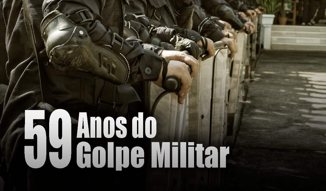 Foto de fileira de militares posicionados com escudos à frente