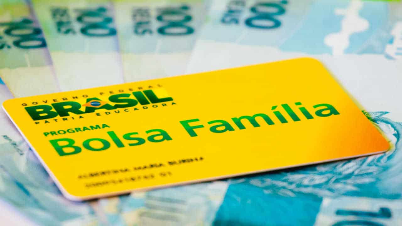 Brasileiros comemoram novo adiantamento do Bolsa Família