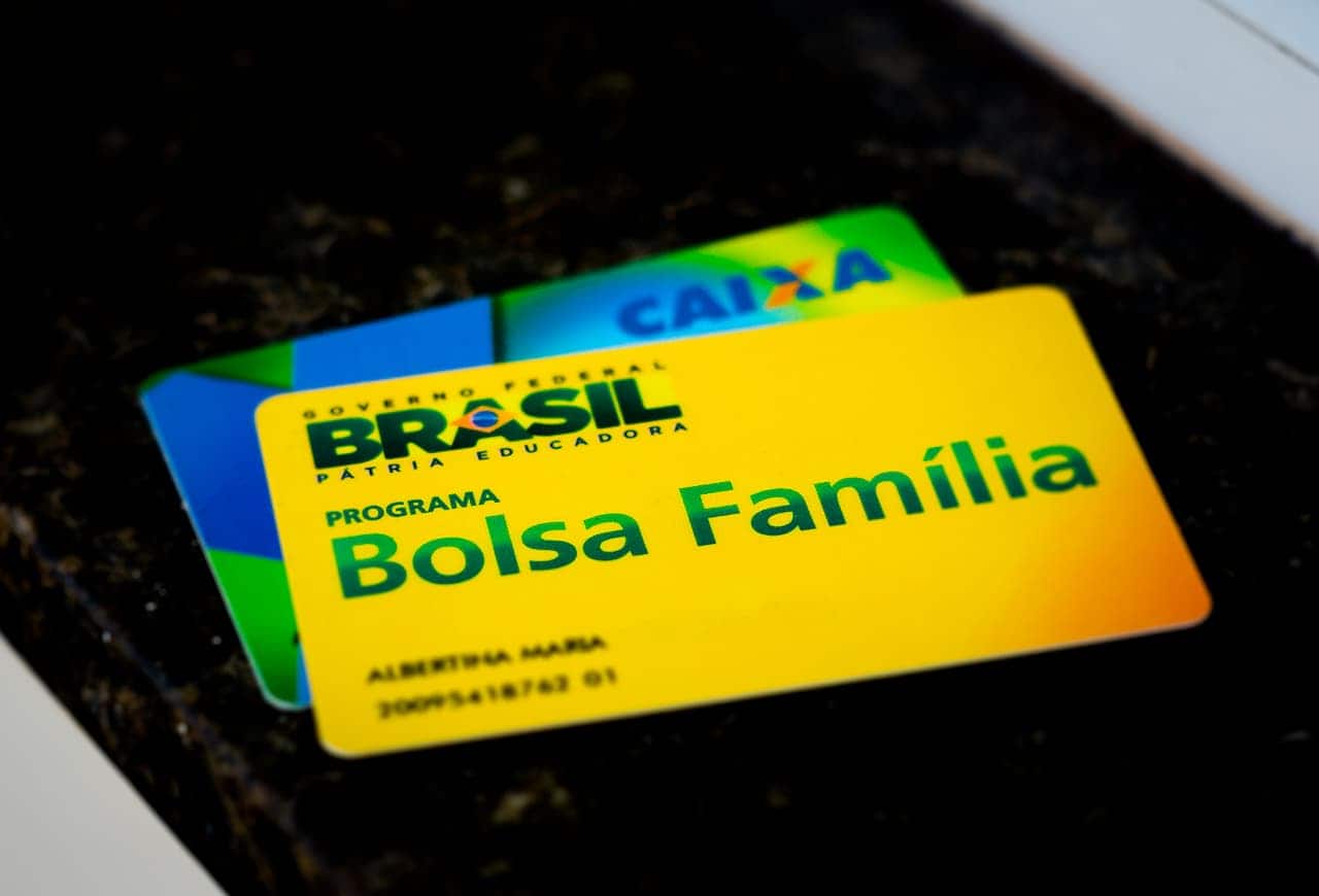 Cartão do Bolsa Família com o cartão Cidadão embaixo