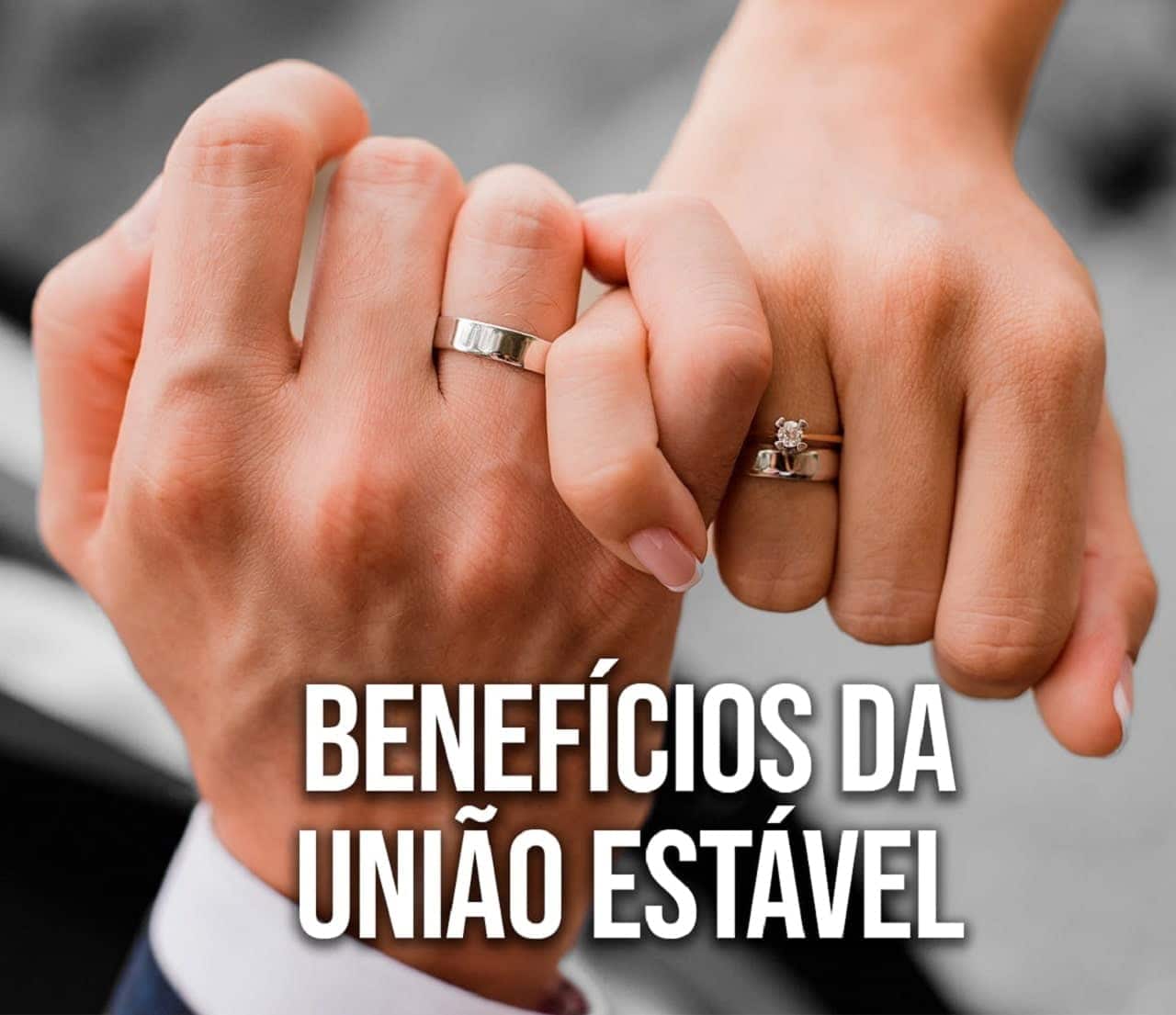 Imagem mostra duas mãos entrelaçadas, cada uma usando uma aliança no dedo anelar. Embaixo está escrito: "Benefícios da união estável".