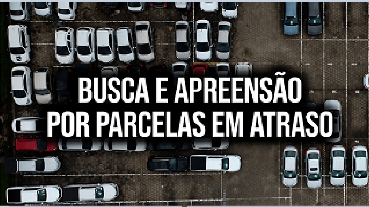 Imagem de um estacionamento com vários carros, vista de cima. Na imagem, há o texto: busca e apreensão por parcelas em atraso