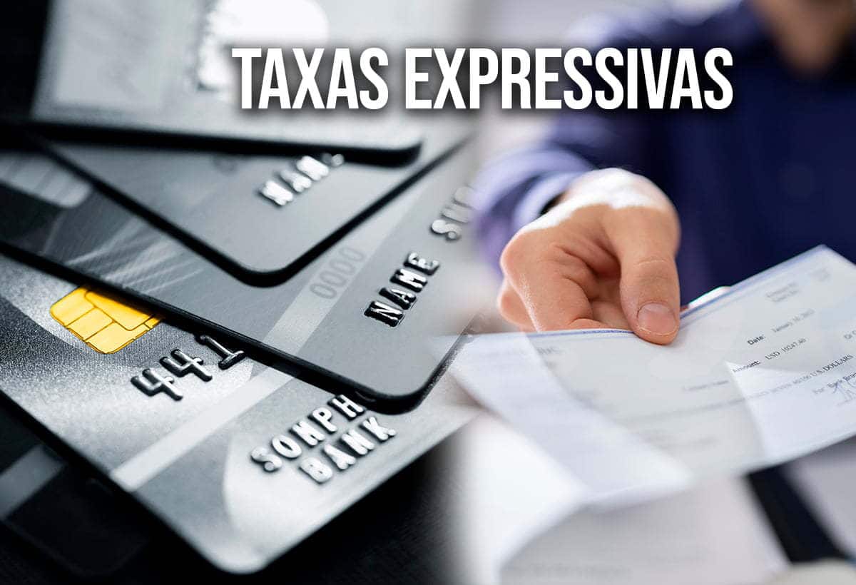 Imagem de cartões de crédito ao lado de uma imagem de uma mão segurando um cheque