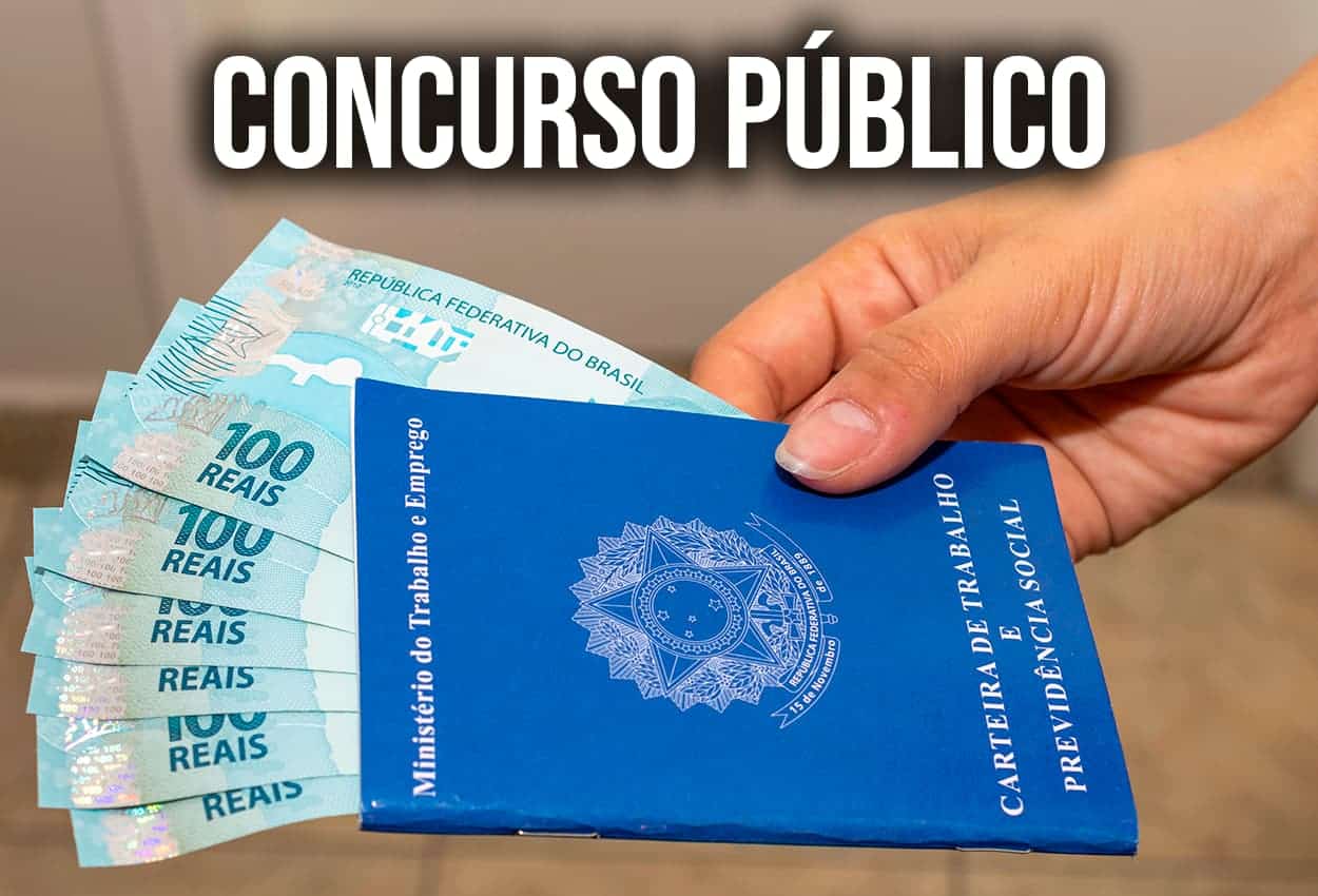 Pessoa segurando carteira de trabalho com cédulas de 100 reais dentro.