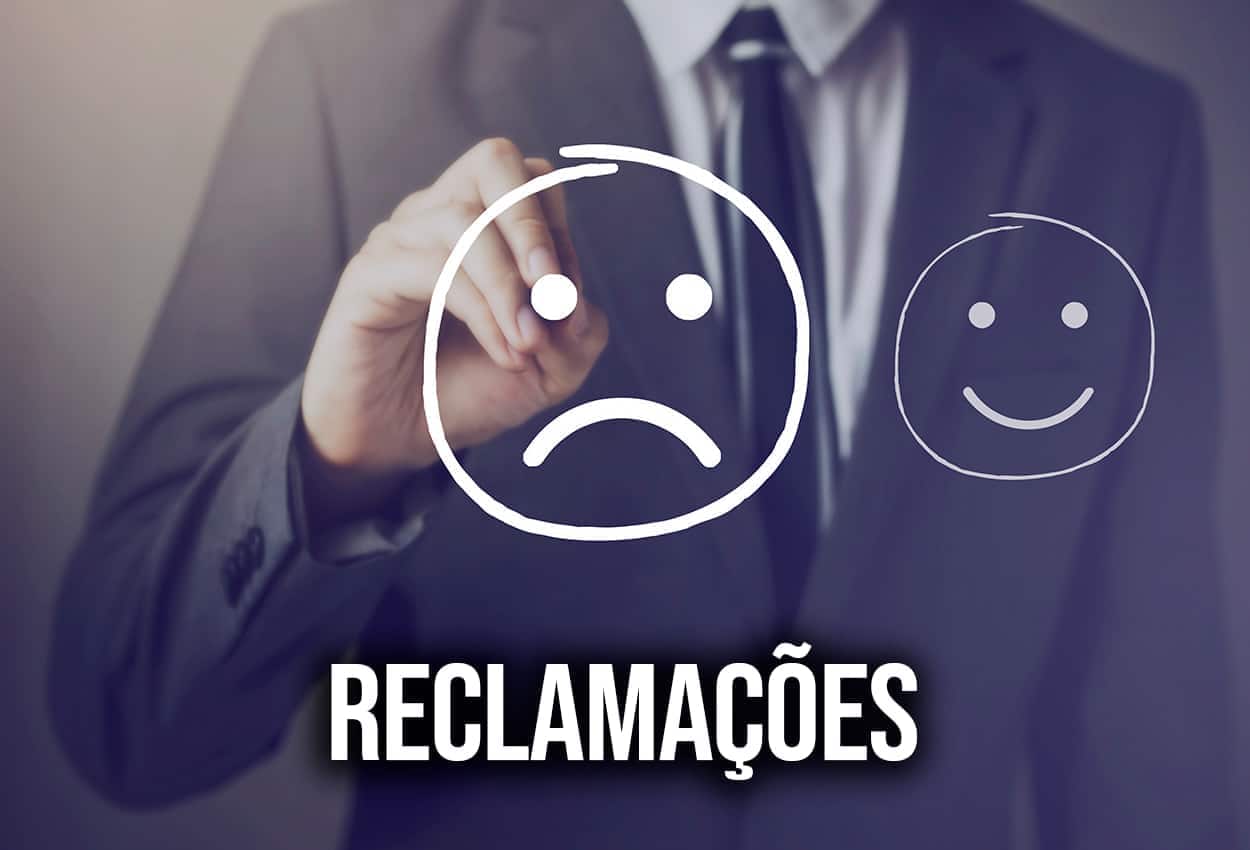 Pessoa de terno desenhando uma carinha com expressão triste