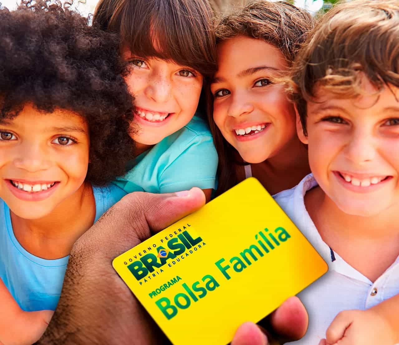 Crianças e uma mão segurando o cartão do Bolsa Família