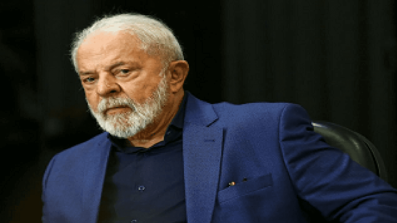 Presidente Lula vestido de terno azul com um semblante sério e fechado.
