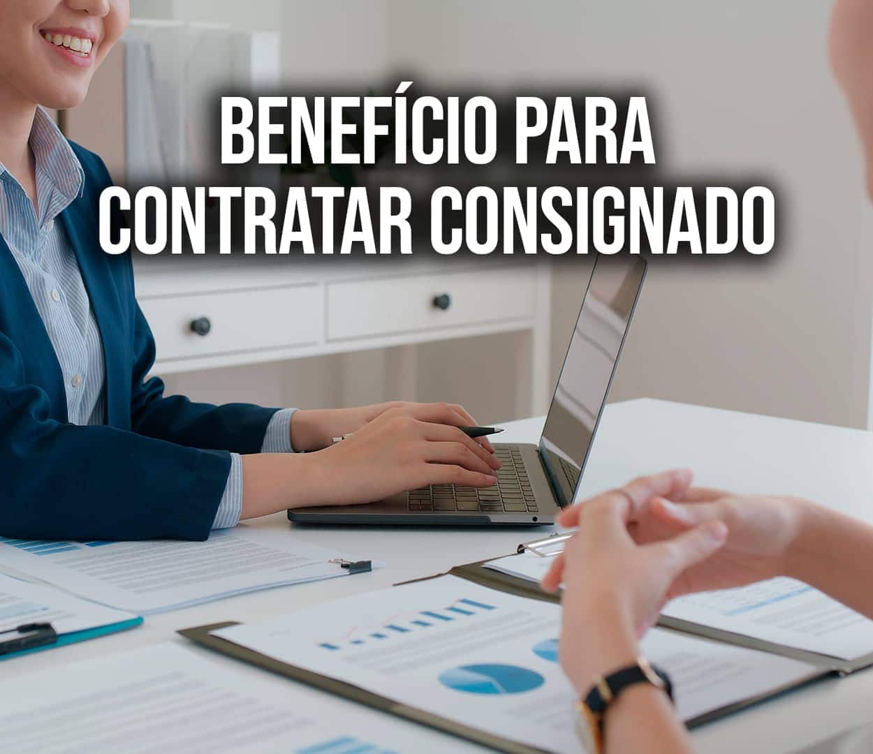 Duas pessoas sentadas em uma mesa cheia de papéis