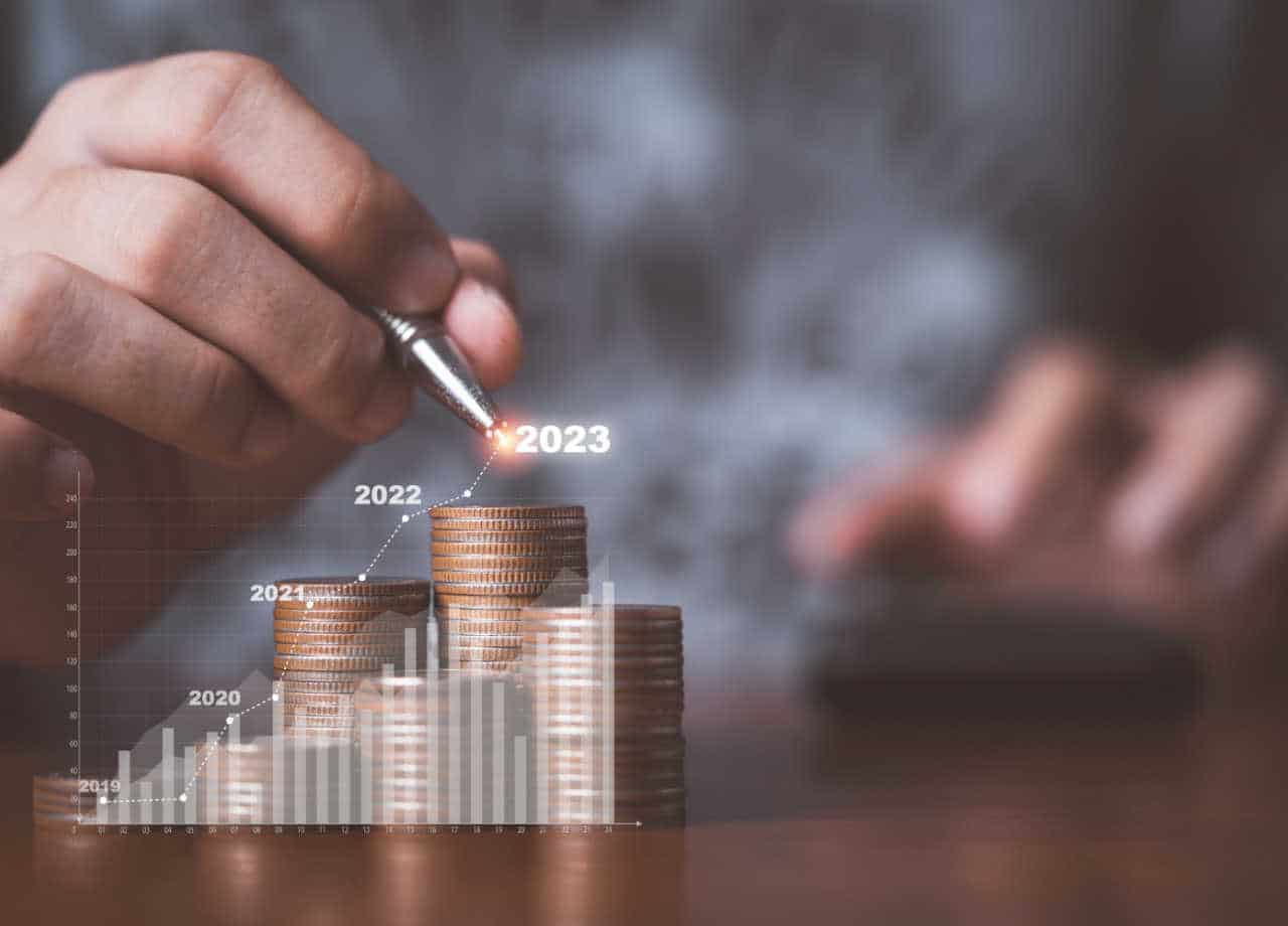 Torre de moedas com pessoa colocando mais moedas e um gráfico acompanhando as torres