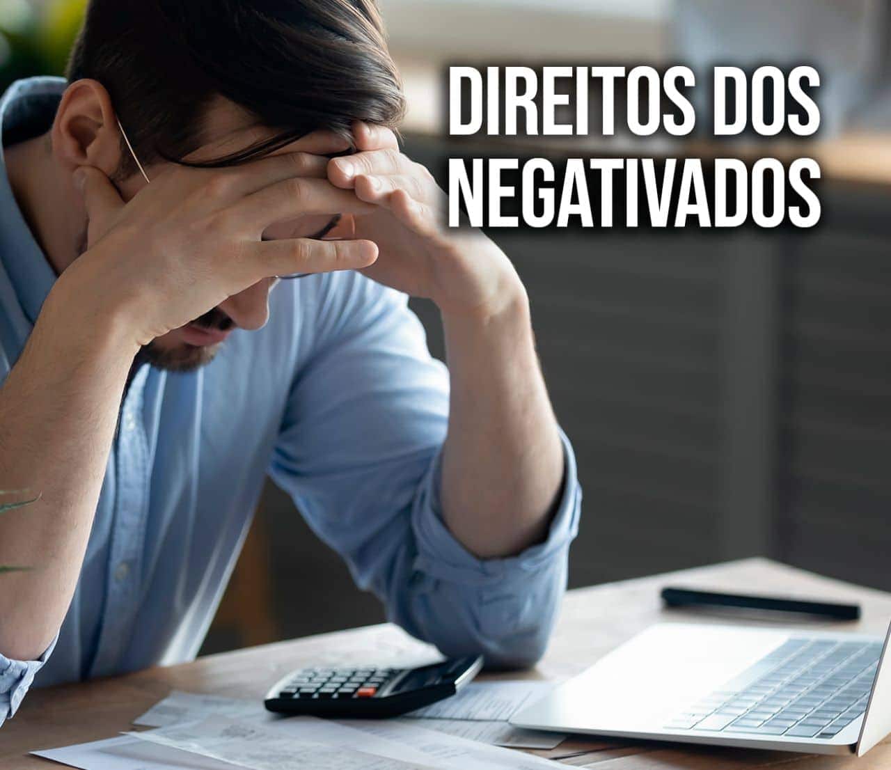 Homem com as duas mãos na testa expressando preocupação com as dívidas