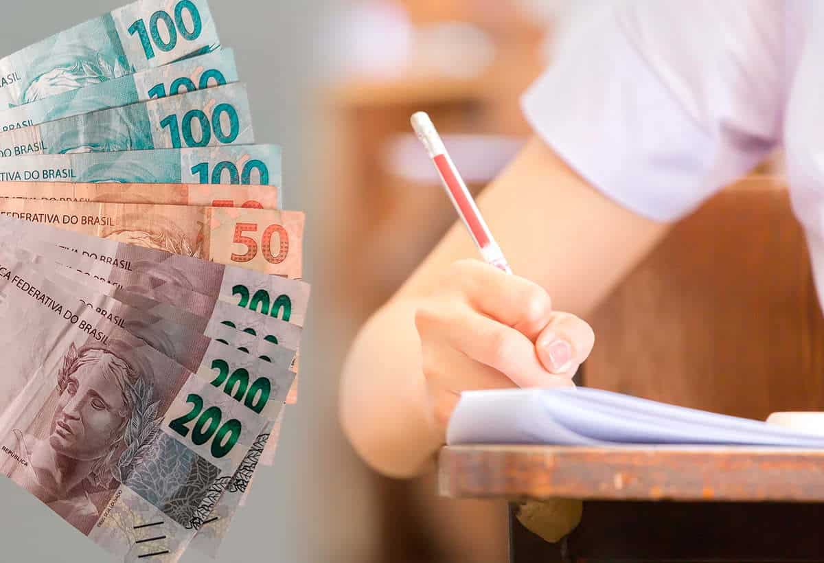 Várias cédulas de dinheiro em formato de leque e, ao lado uma pessoa fazendo prova