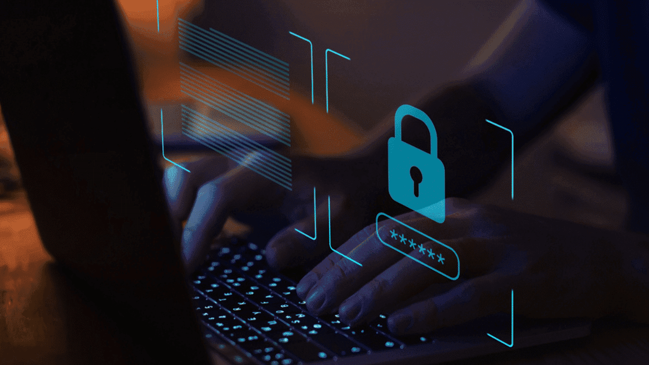 Homem mexendo em um notebook com projeção de um cadeado