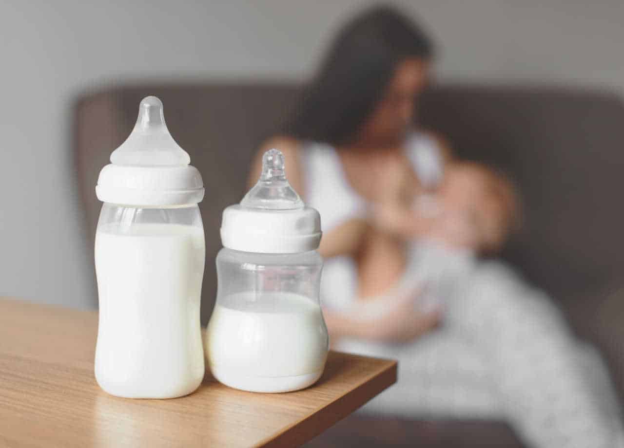 Mulheres vendem leite materno por R$ 480 para homens pela internet