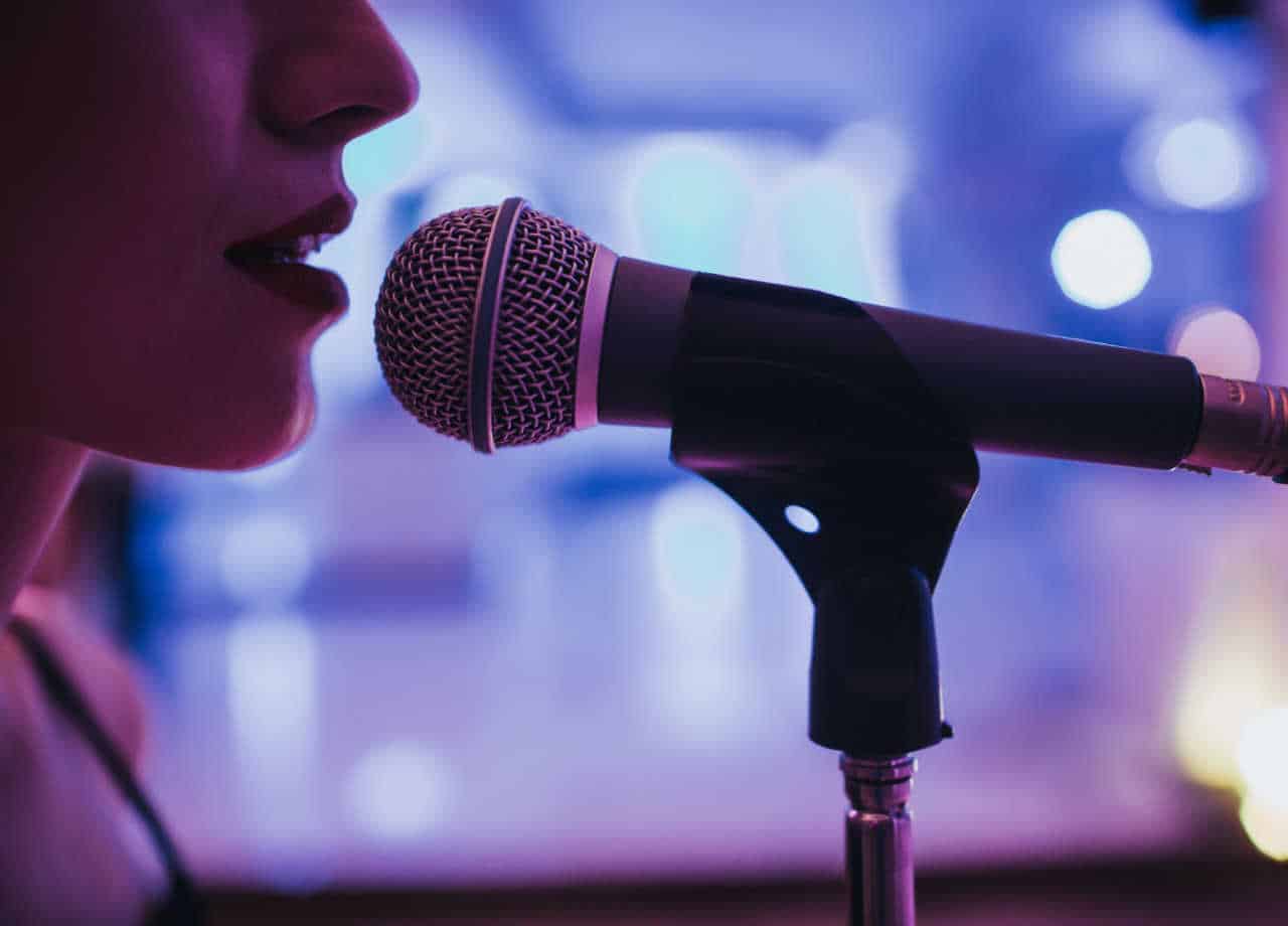 Cantora famosa terá que pagar indenização a ex-produtora
