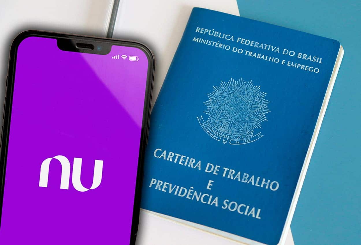 Celular com aplicativo do Nubank ao lado de carteira de trabalho