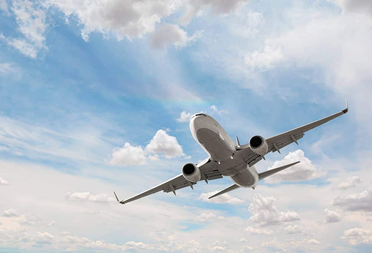Avião no céu com várias nuvens desconto passagens aéreas