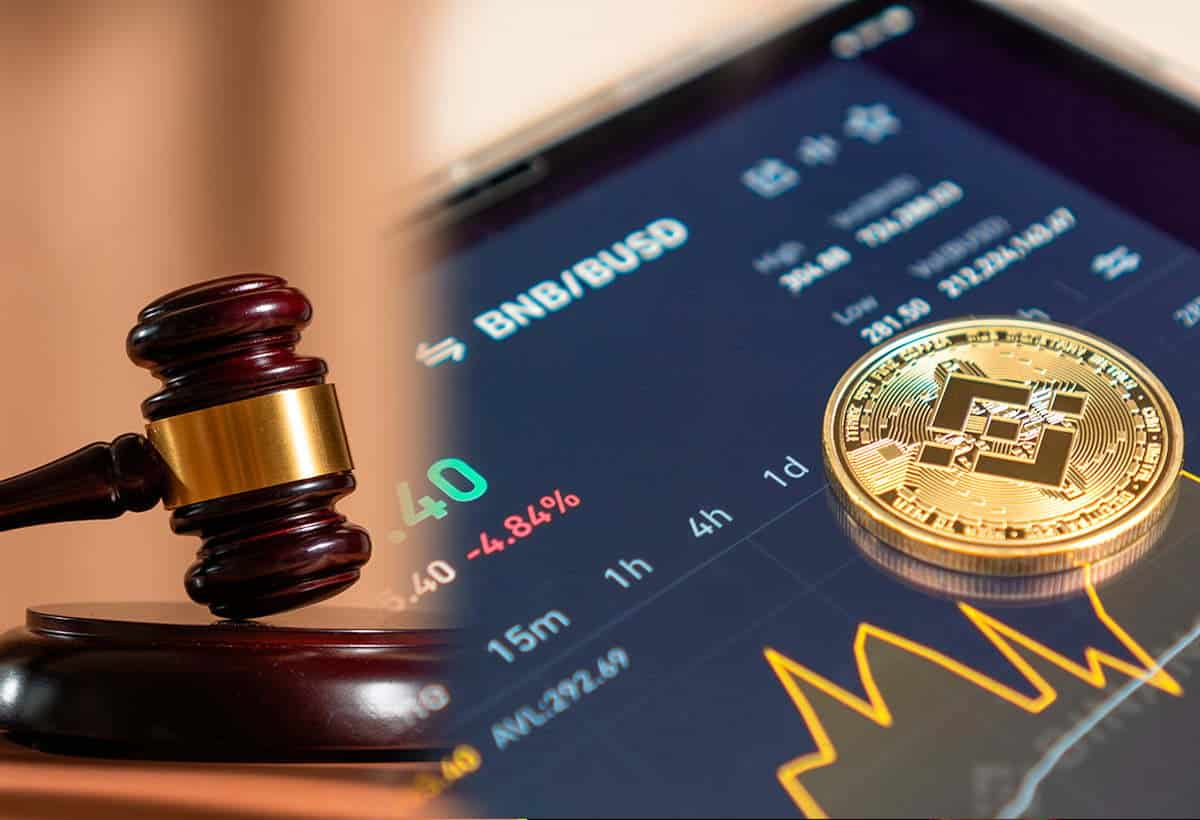 Martelo símbolo da Justiça e tela com cotações de criptomoedas ao lado