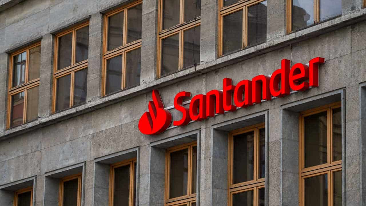 Fachada de uma das unidades do banco Santander