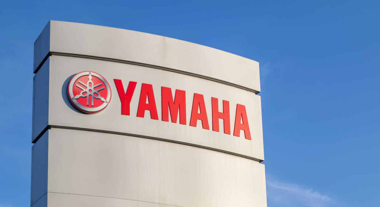 Letreiro da Yamaha em uma de suas sedes. Céu azul de fundo