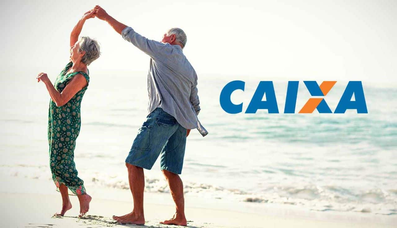 casal de idosos dançando na areia da praia e ao lado a logo da Caixa Econômica